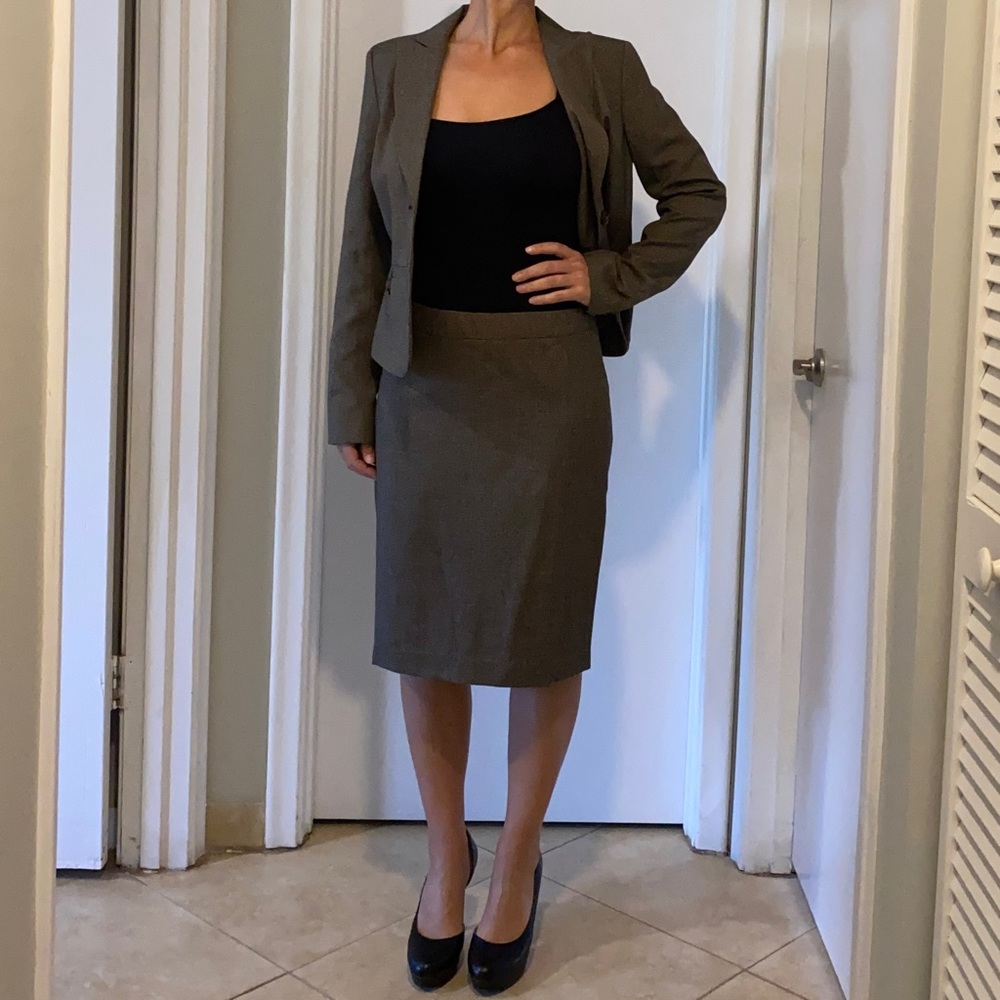 Ann Taylor womens brown skirt suit, NEW WITH TAGS, size 4 / 6!